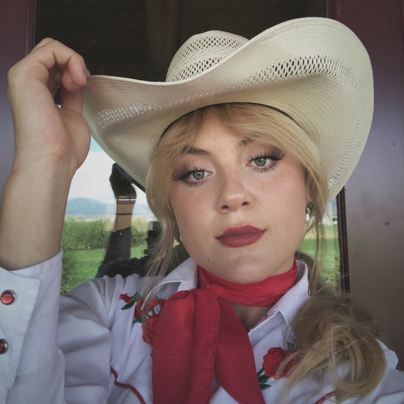 Meet your Posher, Lindsey - Picture 1 of 1